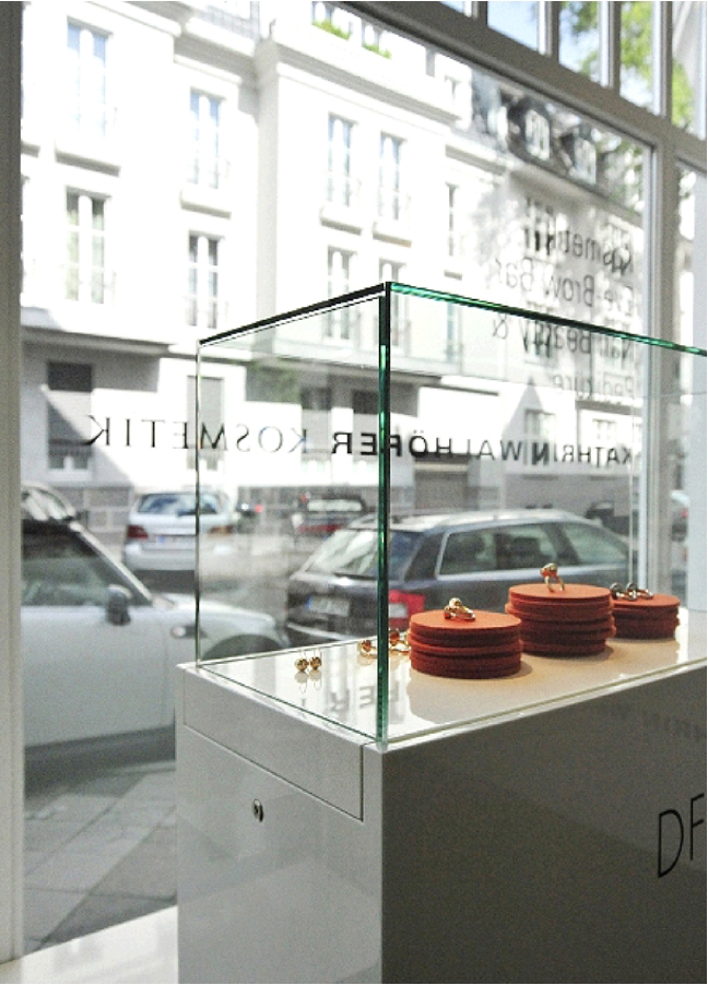 DianaFarajSchmuckVitrine1